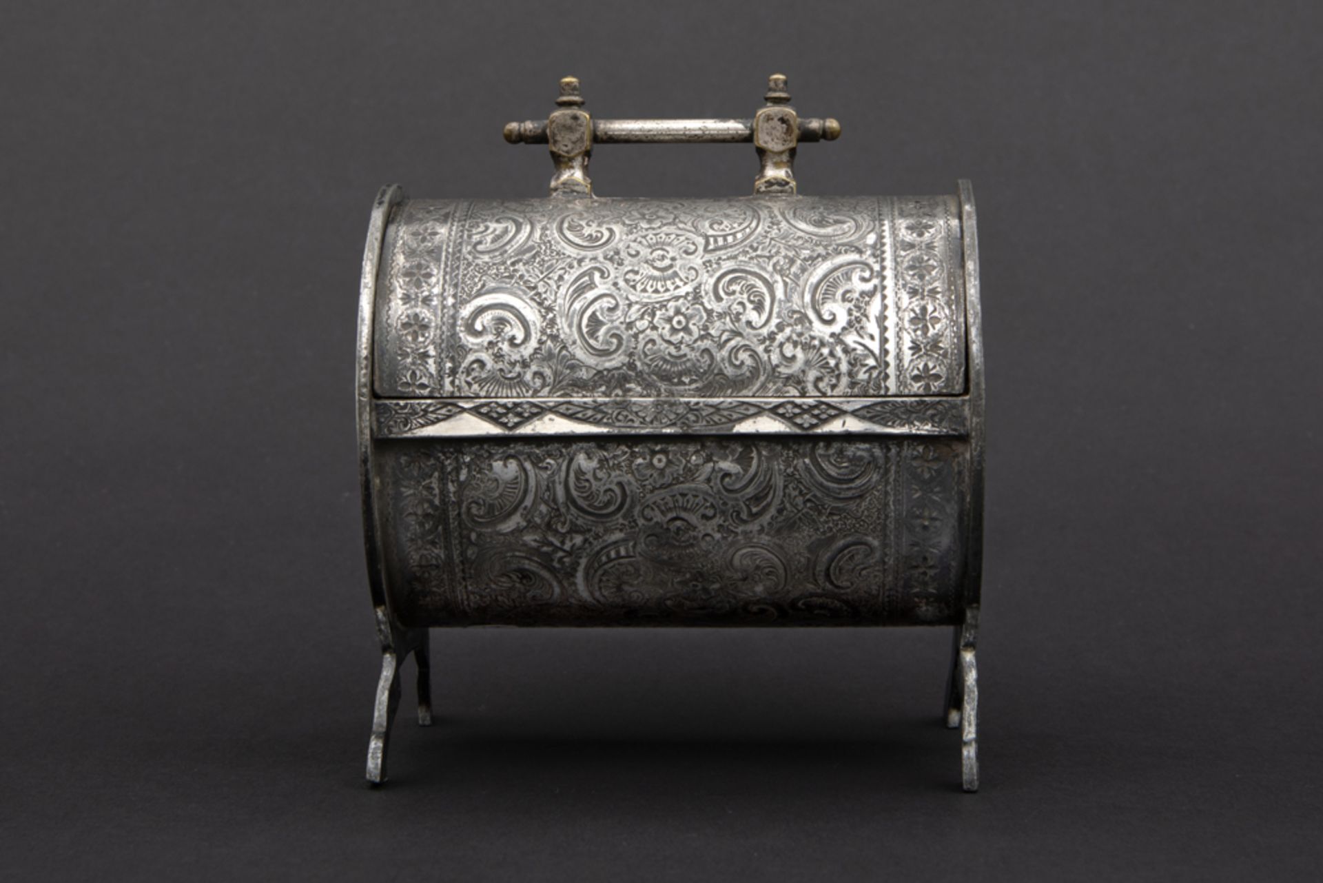 small silverplated box with an ingraved decor || Tonvormig kistje in verzilverd metaal met een - Image 6 of 8