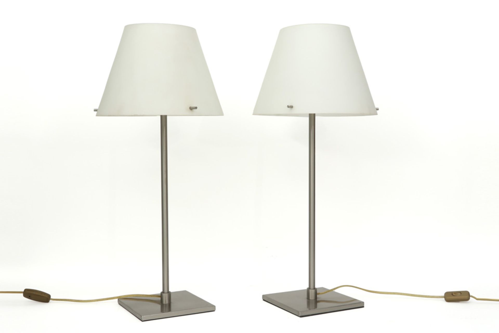 pair of design table lamps in metal with glass shades || Paar design schemerlampen in metaal met - Image 2 of 2