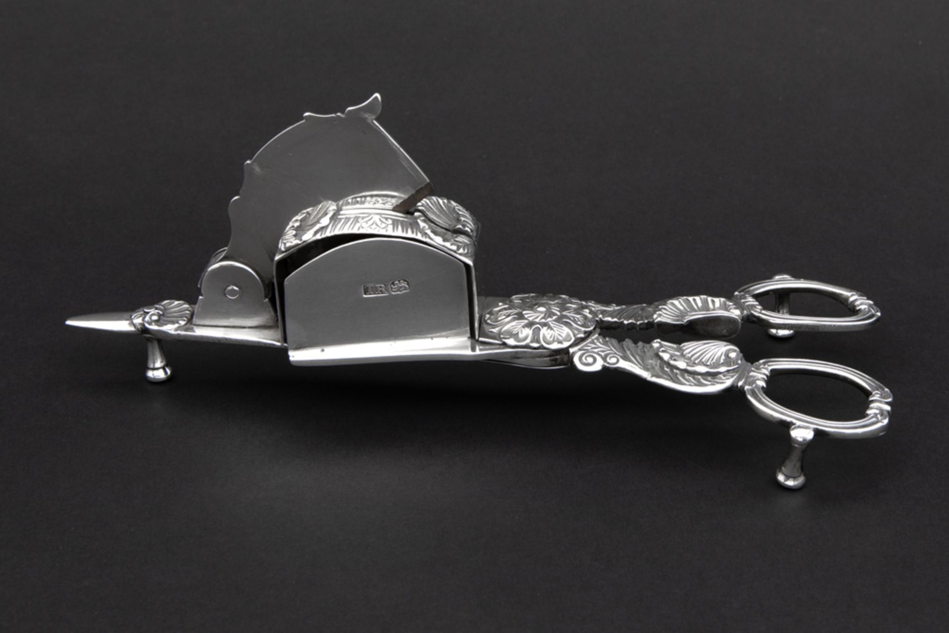 antique scissor-shaped candle snuffer in marked silver || Antieke schaarvormige Engelse - Image 2 of 4