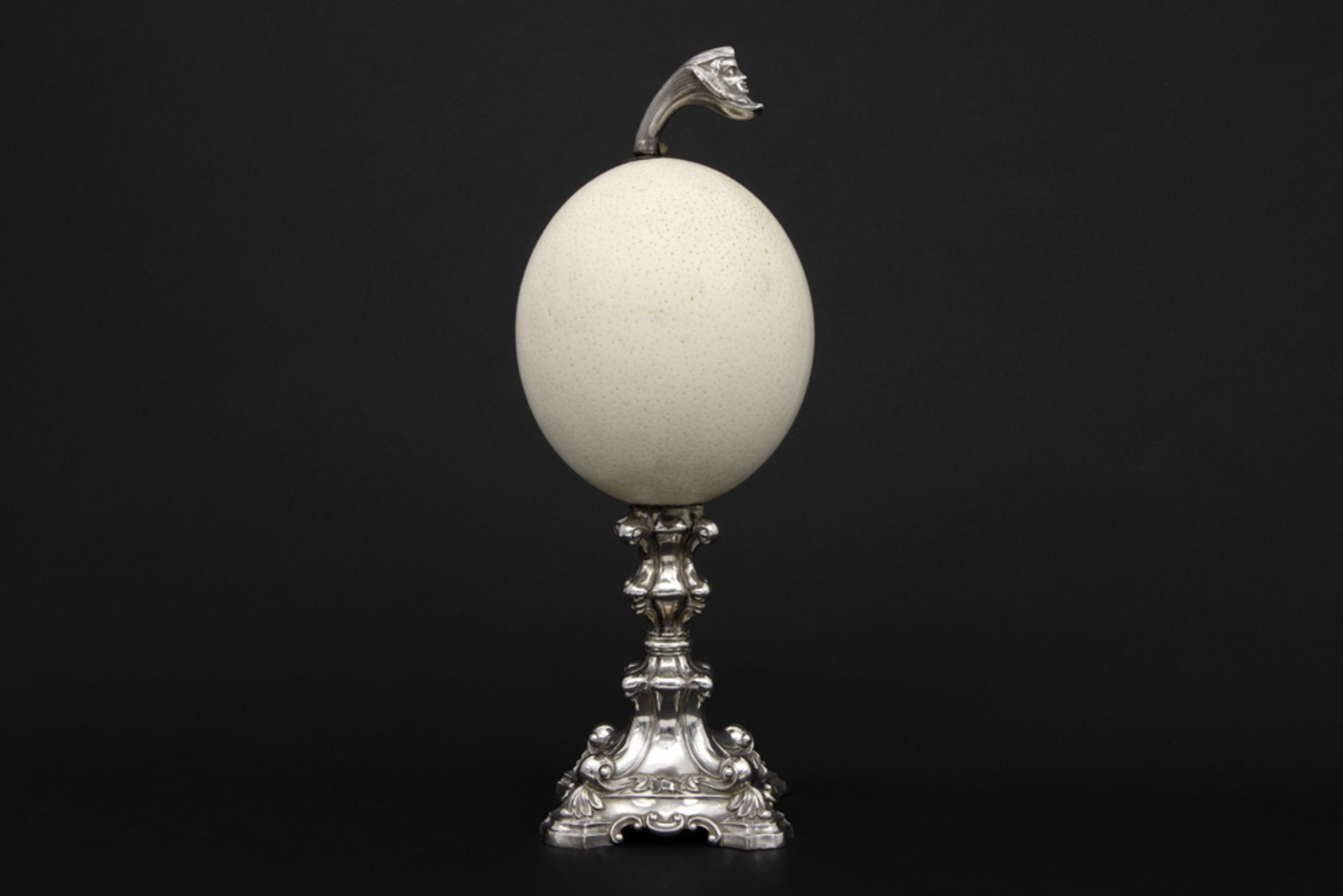 baroque style ornamental piece with an ostrich egg on a silver base || Barok sierstuk met een - Image 2 of 3