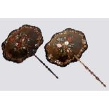 pair of 19th Cent., presumably English, fans in laxquerware with mother of pearl || Paar negentiende