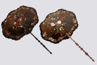 pair of 19th Cent., presumably English, fans in laxquerware with mother of pearl || Paar negentiende
