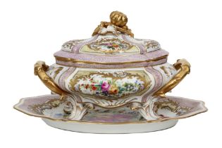 set of a lidded tureen and salver in marked porcelain with painted decors || Set van een