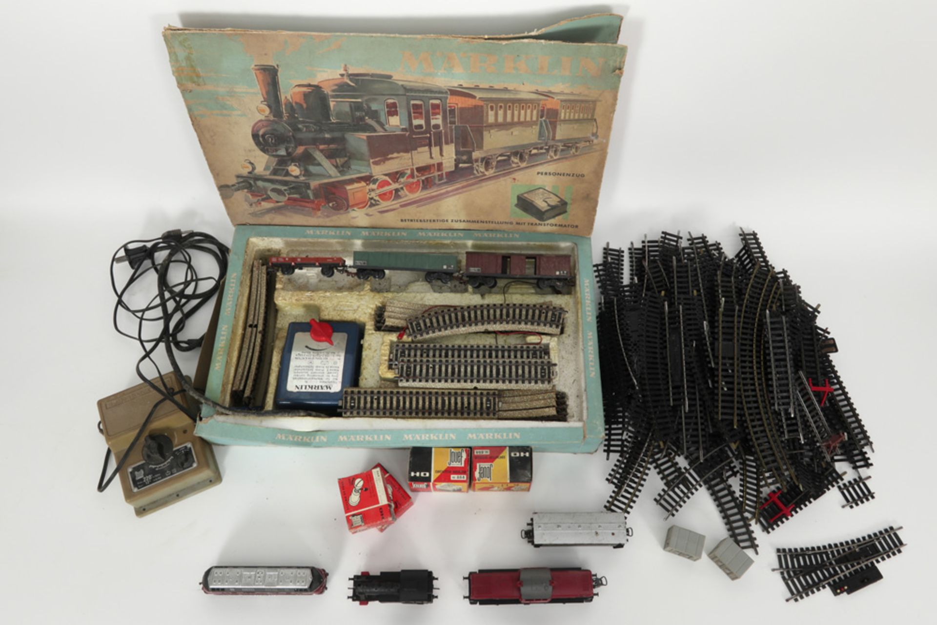 various lot for a model train with wagons, rails, ... || Lot met modeltreinen, - wagons, sporen, ... - Image 2 of 4