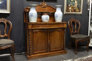 small 19th Cent. English mahogany cabinet with a what-not || Negentiende eeuws Engels meubeltje in