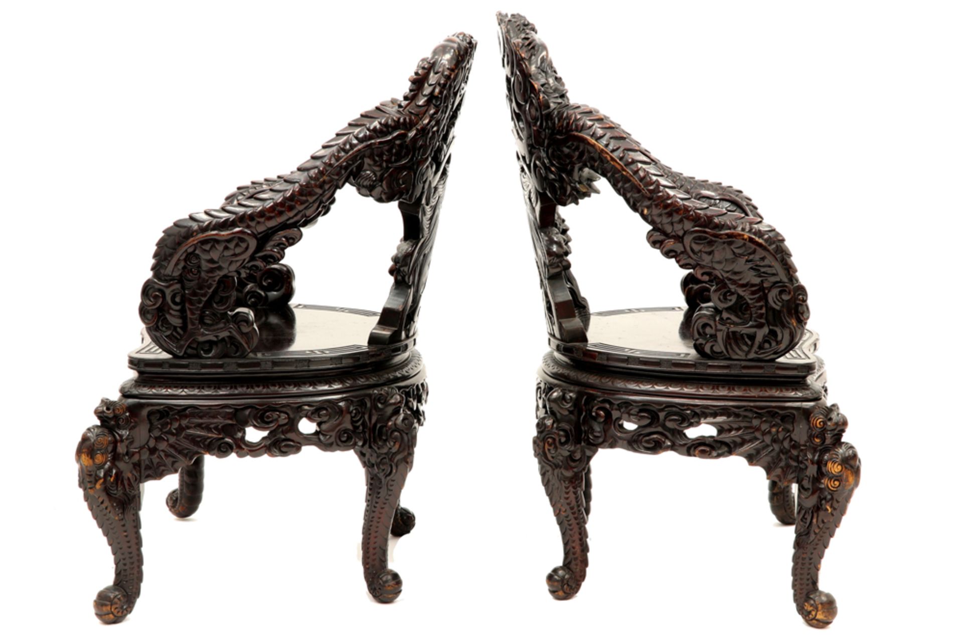 pair of antique Chinese armchairs in richly sculpted wood with a decor of dragons || Paar antieke - Bild 3 aus 4