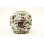 antique Chinese vase in porcelain with a polychrome decor with blossoms and figures || Antieke