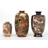 three antique Japanese vases in marked Satsuma ceramic || Lot van drie antieke Japanse vaasjes in