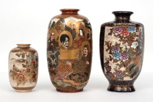 three antique Japanese vases in marked Satsuma ceramic || Lot van drie antieke Japanse vaasjes in