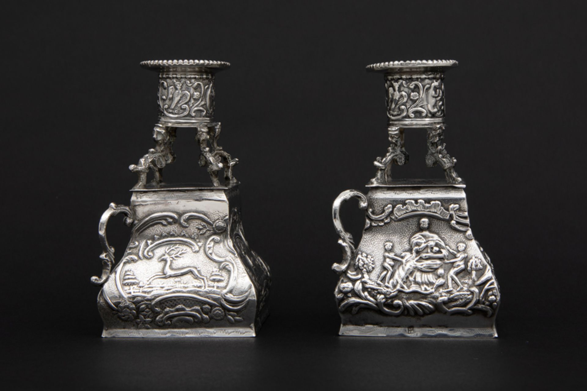 pair of small antique Dutch candlesticks in marked silver || Paar antieke Nederlandse - Image 3 of 5