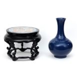 Chinese blue glazed vase and a Chinese pedestal with porcelain plaque || Lot van een Chinese vaas (