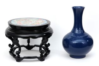 Chinese blue glazed vase and a Chinese pedestal with porcelain plaque || Lot van een Chinese vaas (