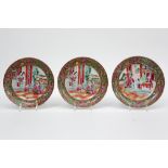 set of three Chinese plates in porcelain with a Cantonese decor with figures || Set van drie