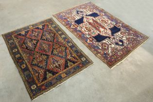 two Persian rugs, one from Hamadan, one Baktiar || Lot van twee Perzische tapijten : Hamadan en