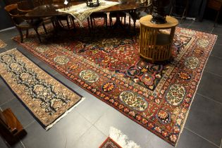 'antique' Persian Baktiar in wool with a quite typical design in patinated colors || 'Antieke'