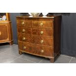 antique English chest of drawers in mahogany || Antieke Engelse commode in acajou met gegalbeerd