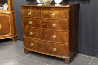 antique English chest of drawers in mahogany || Antieke Engelse commode in acajou met gegalbeerd