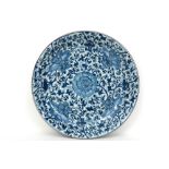 antique Chinese round dish in porcelain with floral blue-white decor || Antieke Chinese ronde schaal