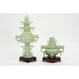 two Chinese sculptures in jade || Lot van twee Chinese sculpturen in jade, telkens met de