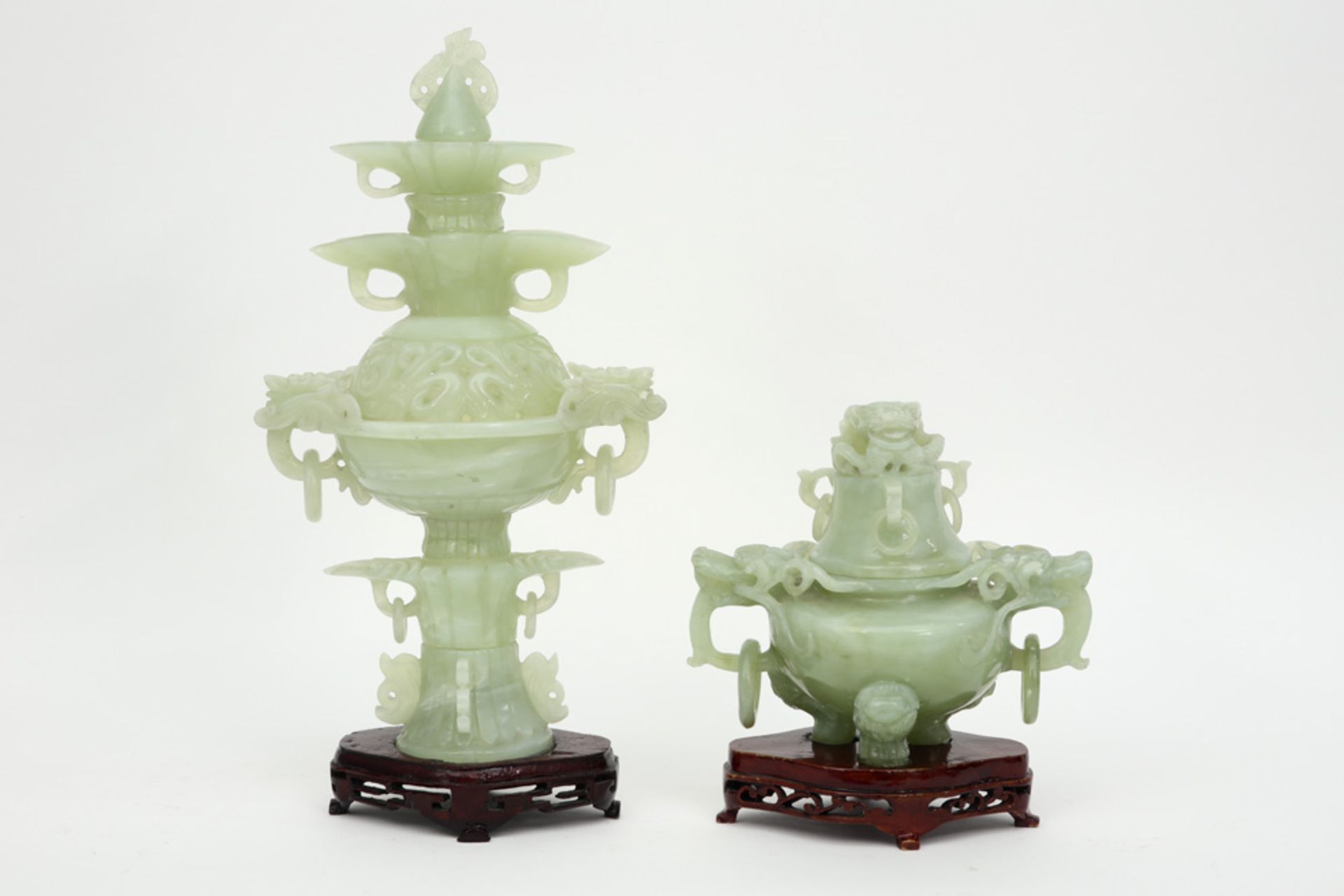 two Chinese sculptures in jade || Lot van twee Chinese sculpturen in jade, telkens met de