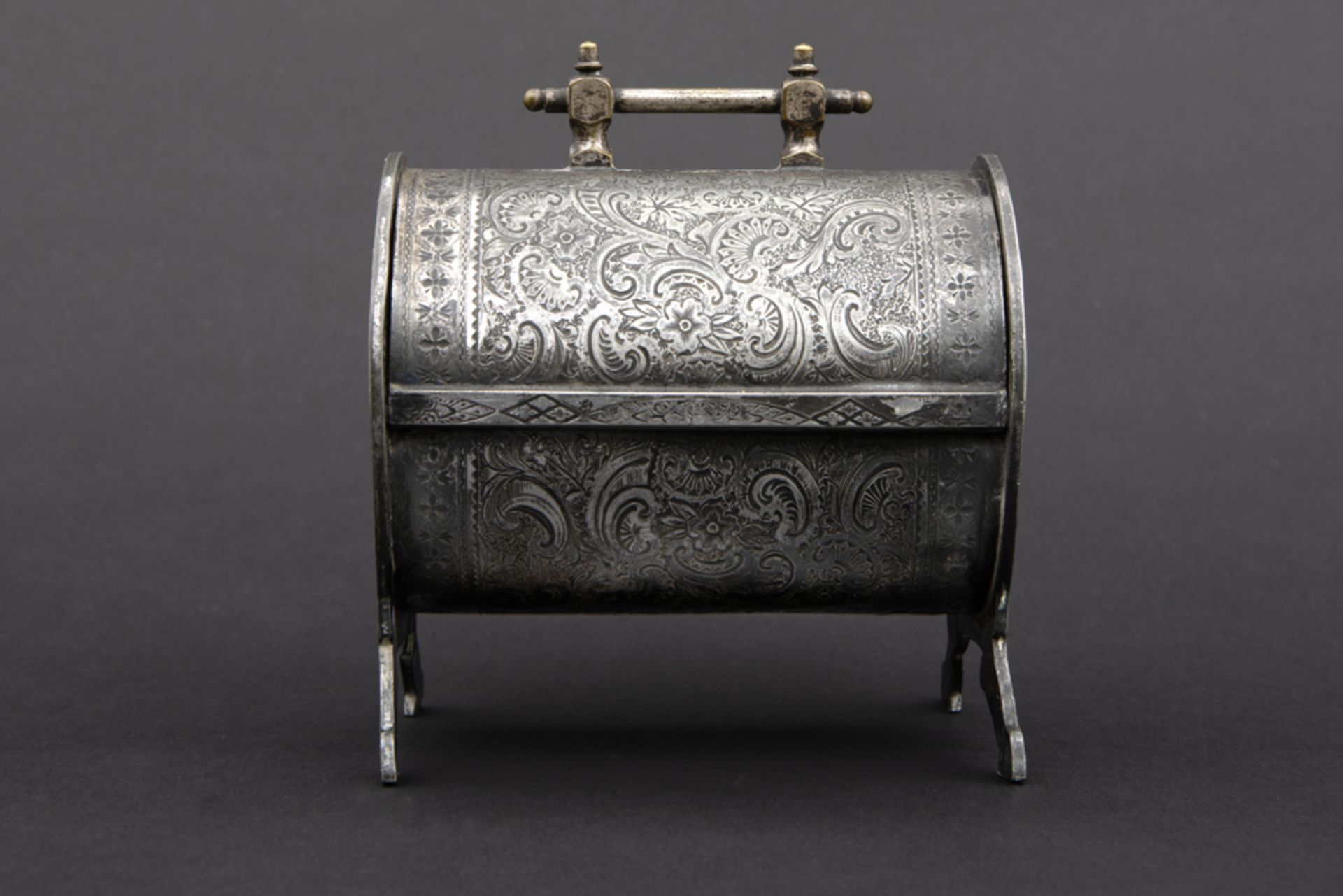 small silverplated box with an ingraved decor || Tonvormig kistje in verzilverd metaal met een - Image 8 of 8