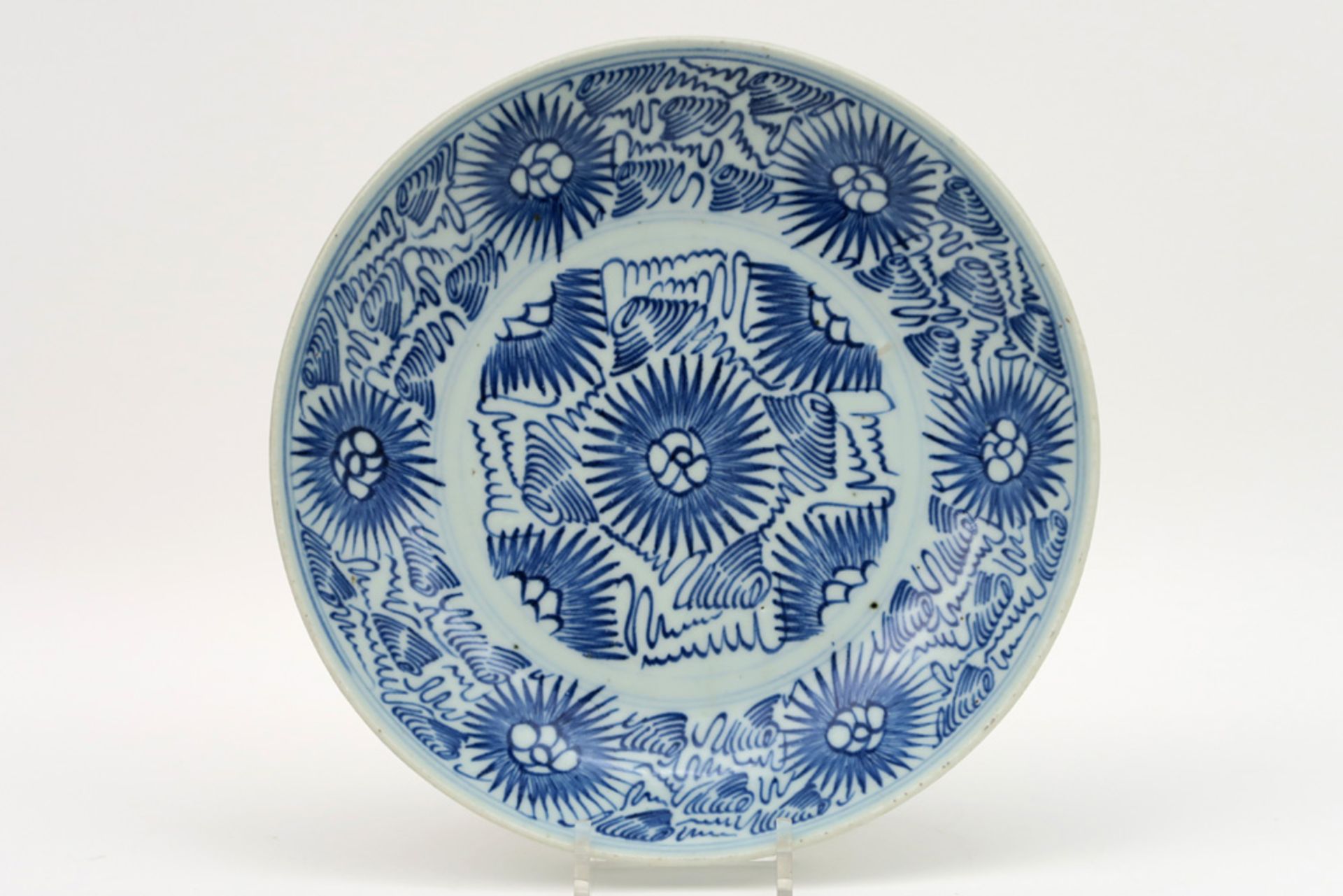 Chinese dish in porcelain with a blue-white flowers decor || Chinese schaal in porselein met een