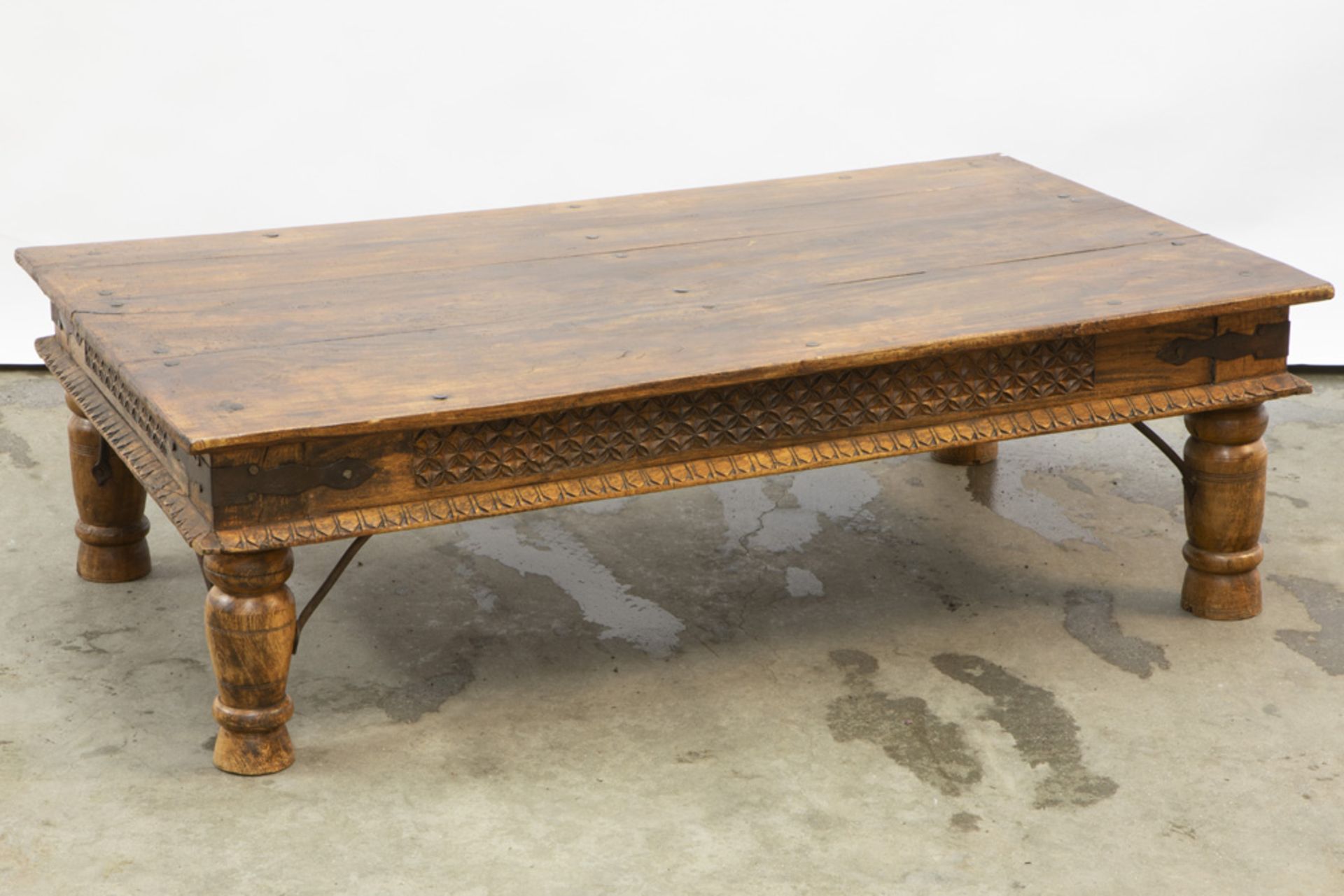 antique Indian table in wood and iron || Antieke Indische tafel in hout en ijzer