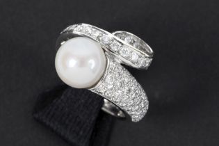 ring in white gold (18 carat) with a snake design with a white pearl as the head and ca 1,20 carat