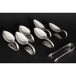 a sugar tong and six amuse bouche spoons in marked silver || Lot (7) gemerkt massief zilver met