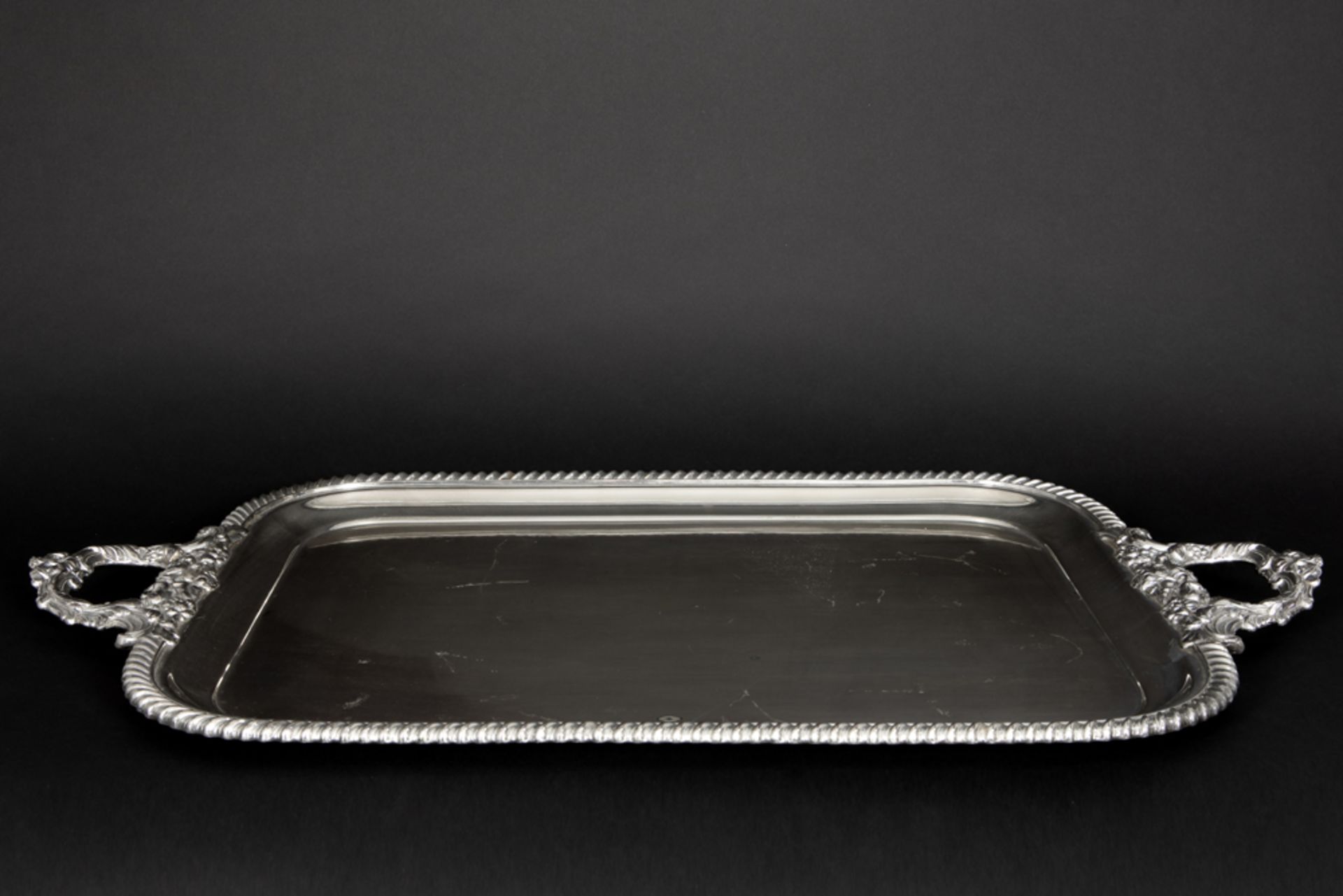 large antique silverplated (dinner)tray || Vrij grote antieke dienplateau met twee grepen in - Image 2 of 2