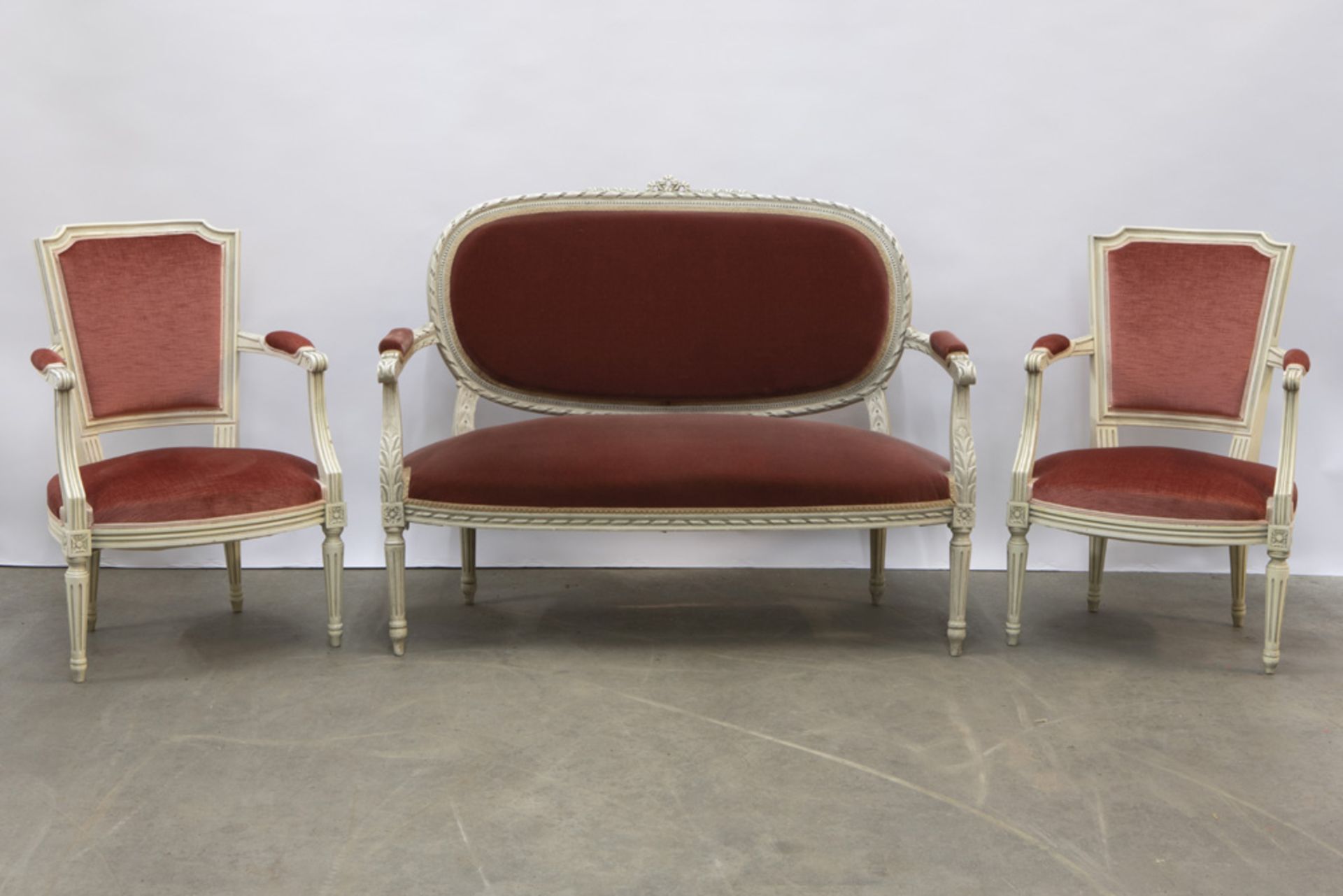 antique neoclassical settee and a pair of neoclassical armchairs with painted frames || Lot van