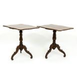 pair of antique mahogany sofa tables || Paar antieke bijzettafels met driepikkelpoot in acajou
