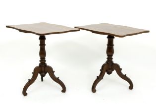 pair of antique mahogany sofa tables || Paar antieke bijzettafels met driepikkelpoot in acajou