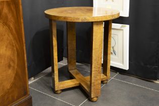 Art Deco fancy table in walnut with a round top || Art Deco-salontafel in notelaar met rond blad