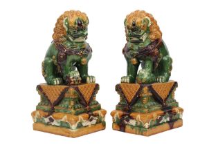 pair of Chinese Ming style glazed ceramic Temple lions || Paar Chinese "tempelleeuwtjes" in