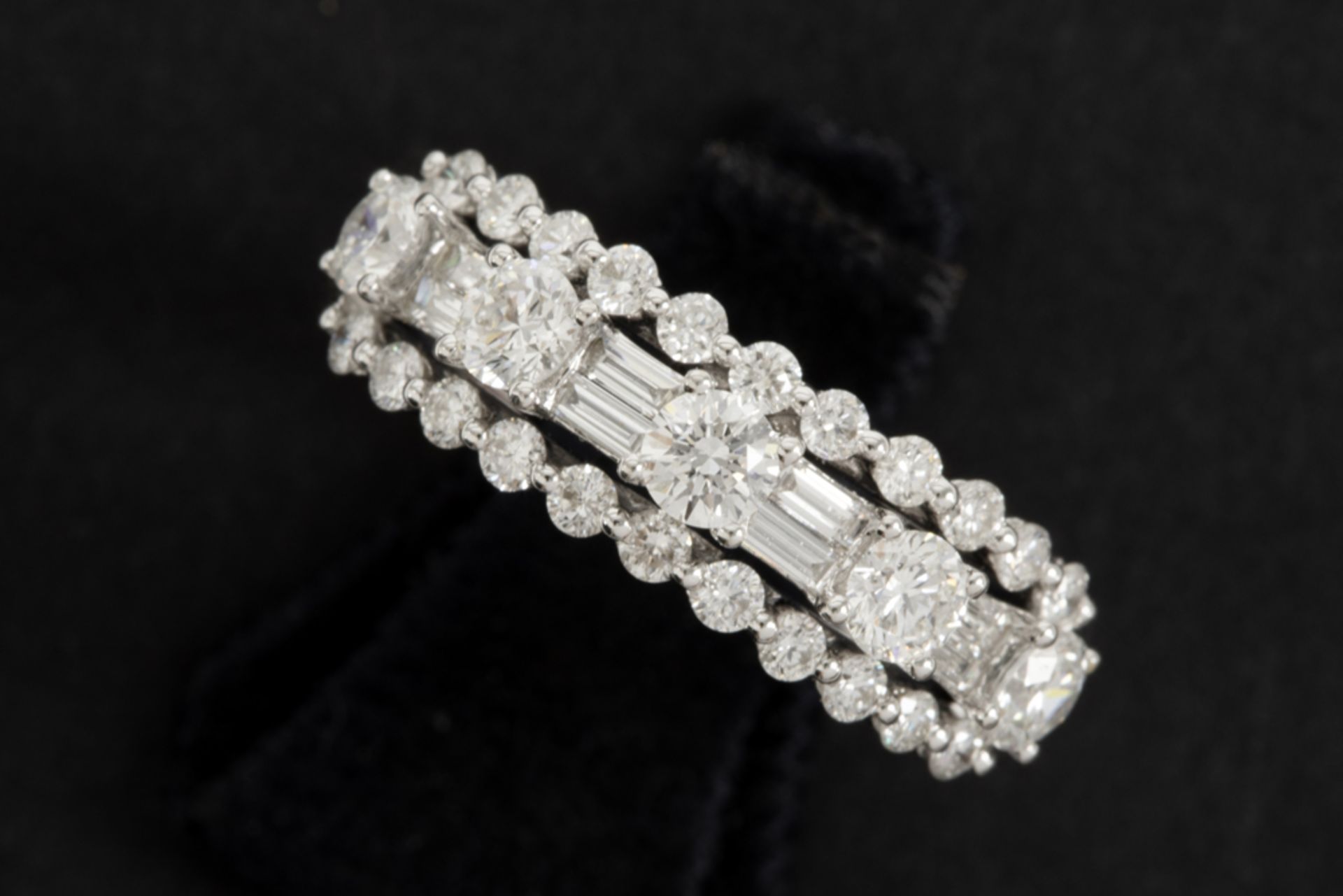 ring in white gold (18 carat) with at least 0,80 carat of high quality brilliant cut diamonds ||