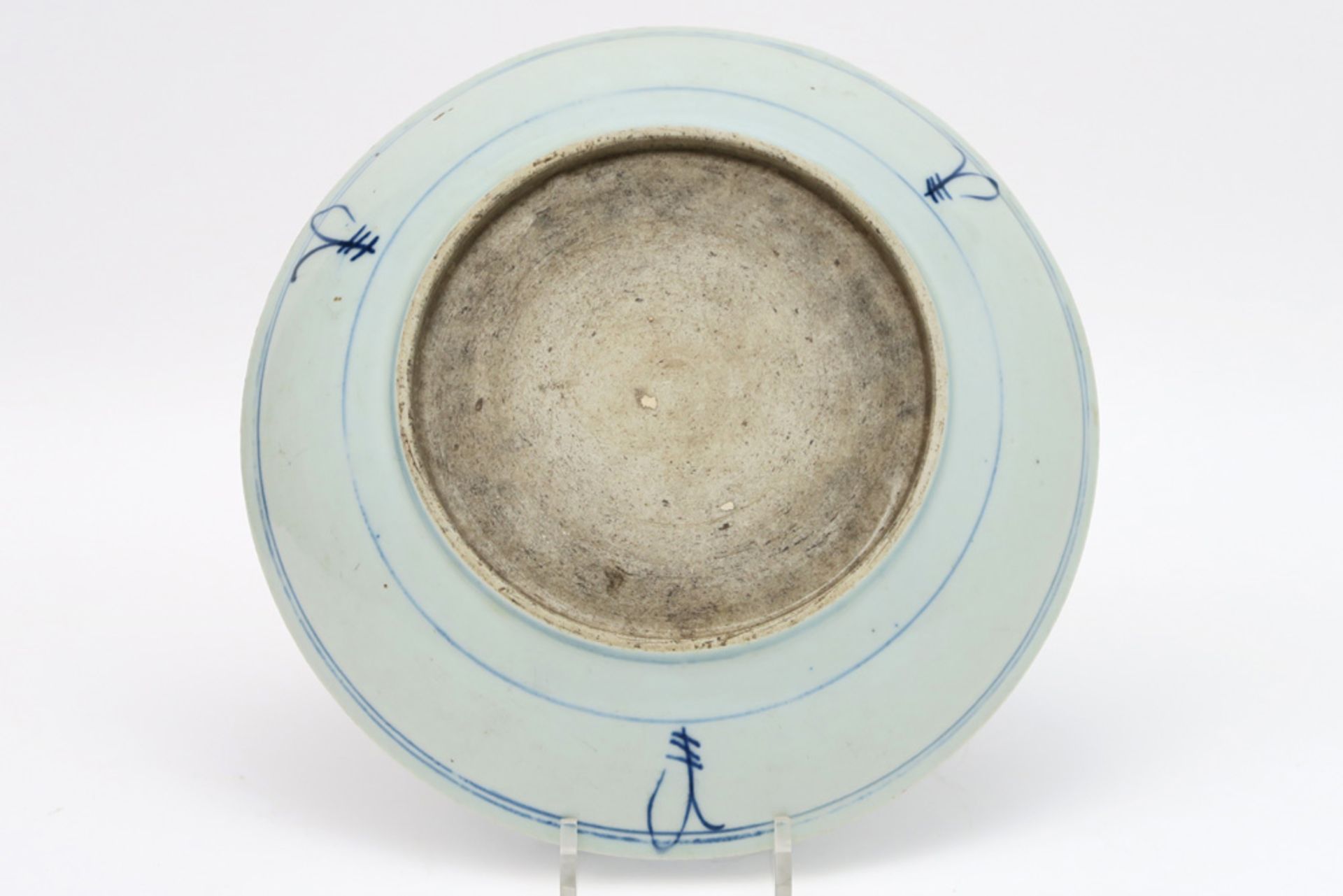 Chinese dish in porcelain with a blue-white flowers decor || Chinese schaal in porselein met een - Image 2 of 3