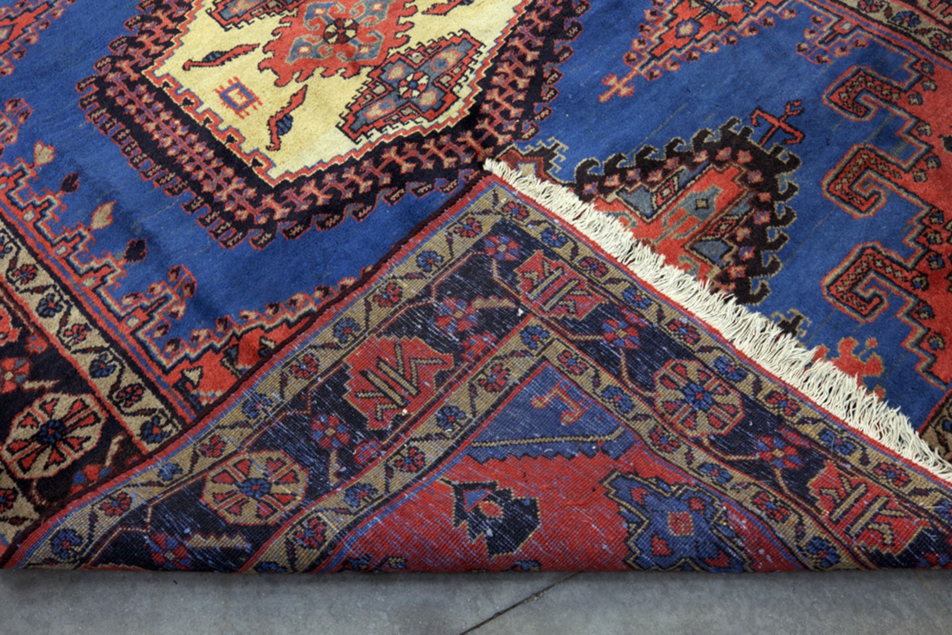 Persian vintage Heriz in wool || Perzische vintage Heriz met een voor deze soort minder - Image 2 of 2