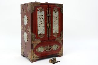 small Chinese rose-wood jewelry cabinet with jade panels || Chinees juwelenkabinetje in rozenhout