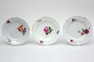set of three plates in Meissen marked porcelain with a polychrome floral decor || Set van drie