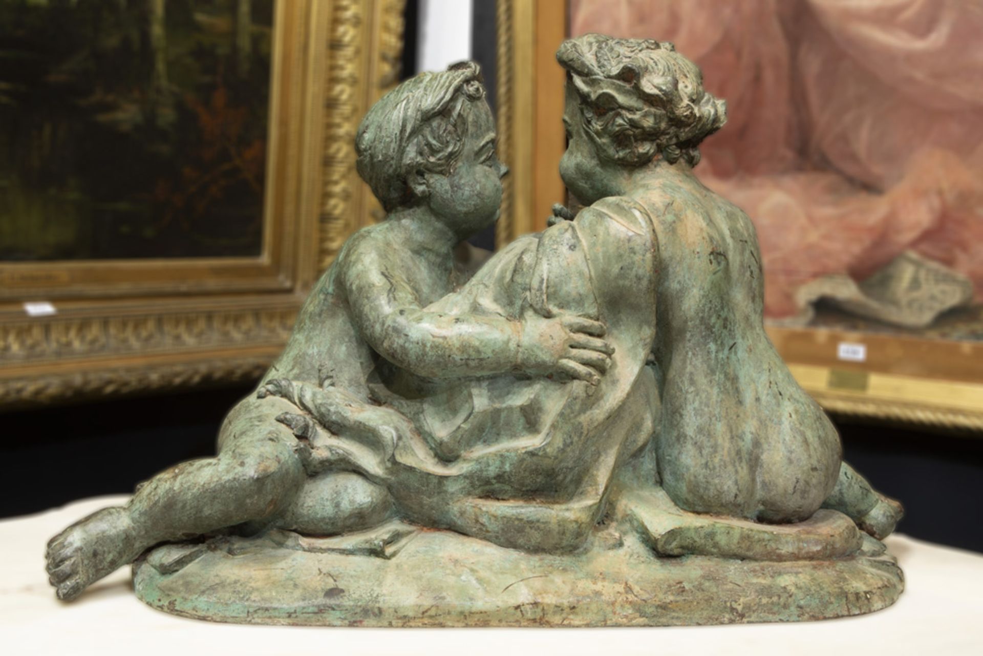 neoclassical gardensculpture with two Cupids in bronze with a nice patina || Neoclassicistische - Image 2 of 2