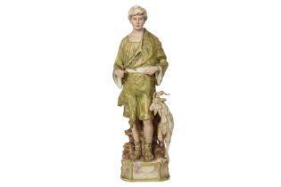 quite big 'antique' sculpture in Royal Dux marked porcelain || Vrij grote sculptuur van ca 1900 in