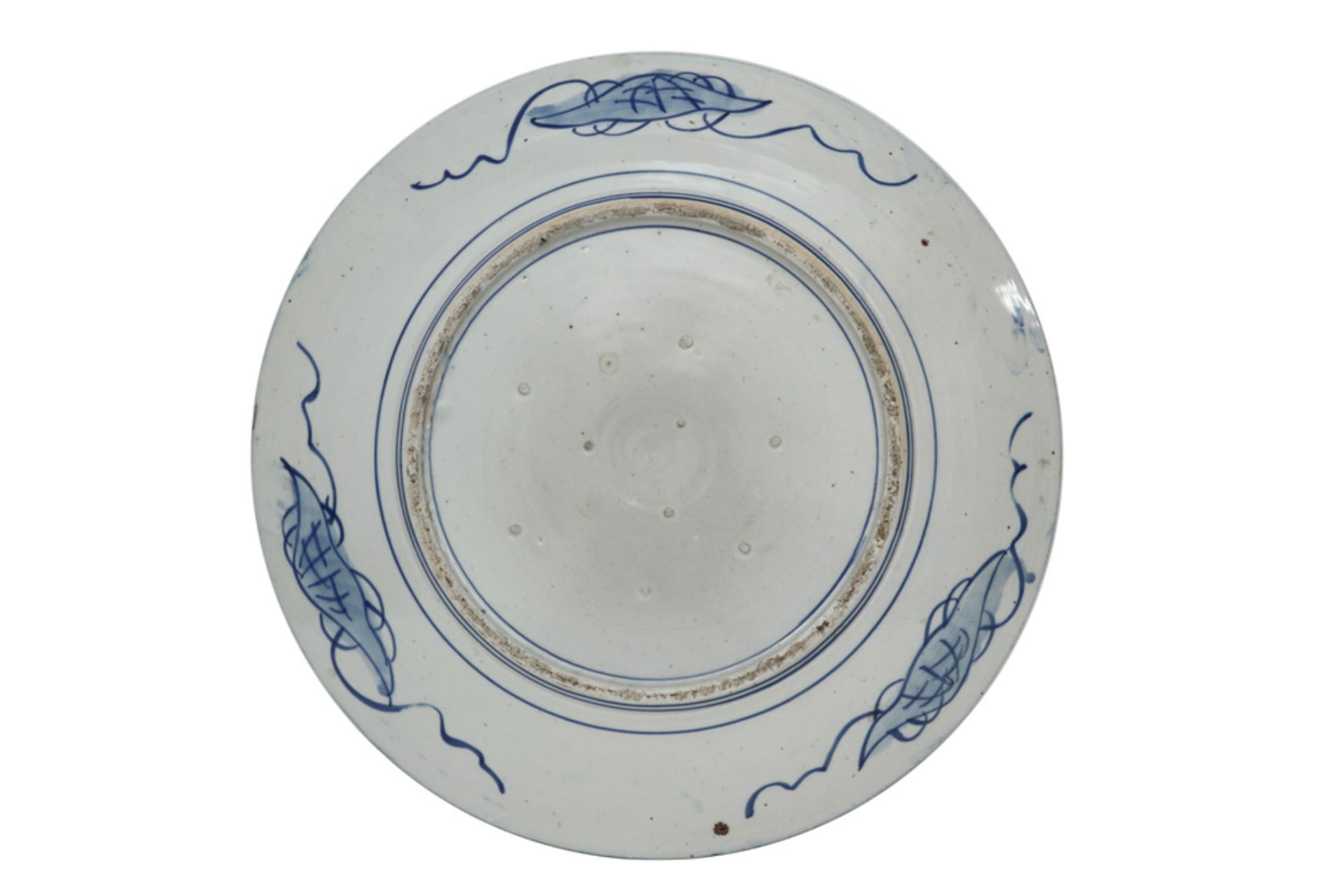 19th Cent. Japanese dish in porcelain with a blue-white decor || Negentiende eeuwse vrij grote - Image 2 of 2