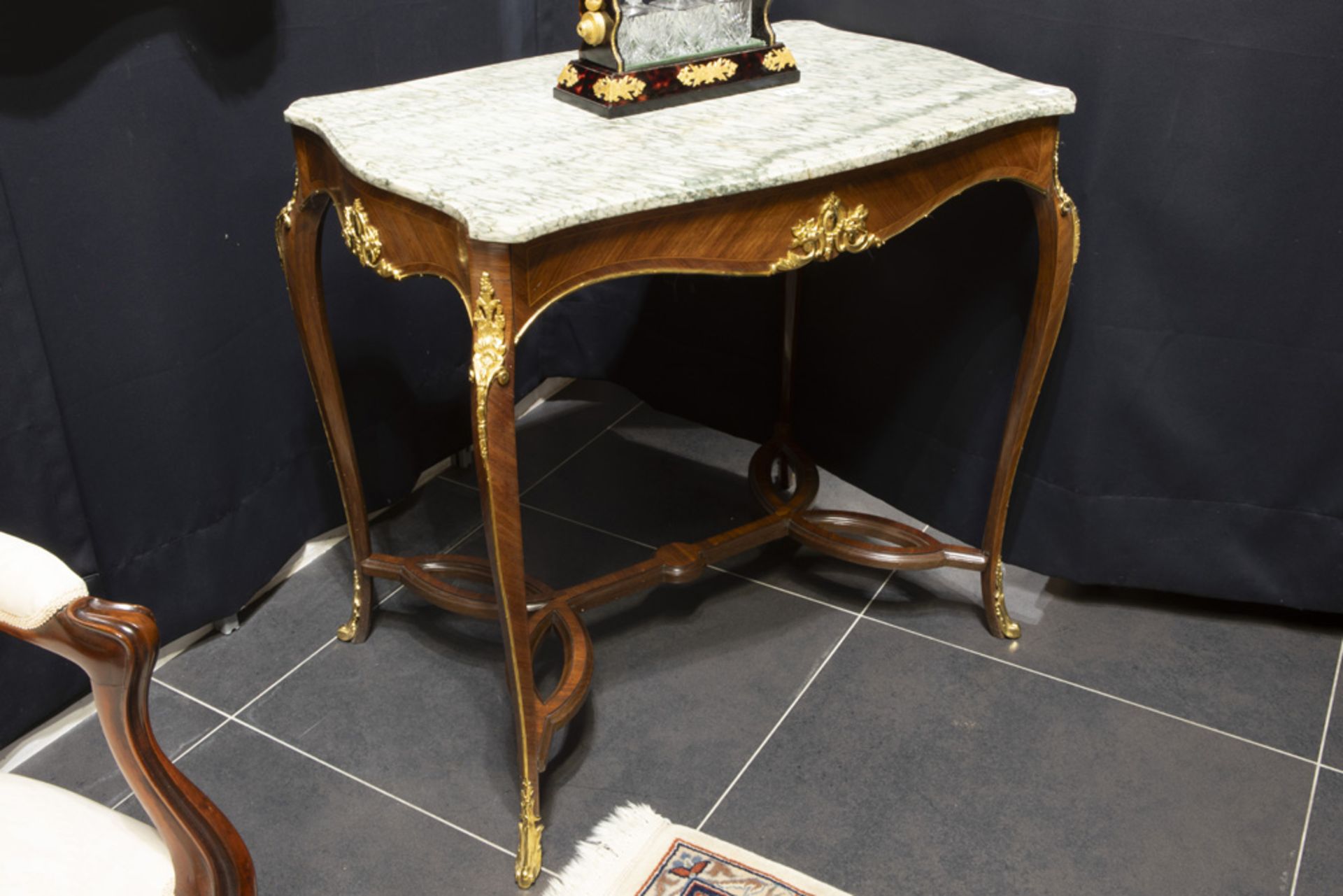 'antique' Louis XV table in rose-wood with mountings in gilded bronze and with marble top || '