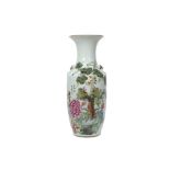 Chinese vase in porcelain with a polychrome decor with birds || Chinese vaas in porselein met een