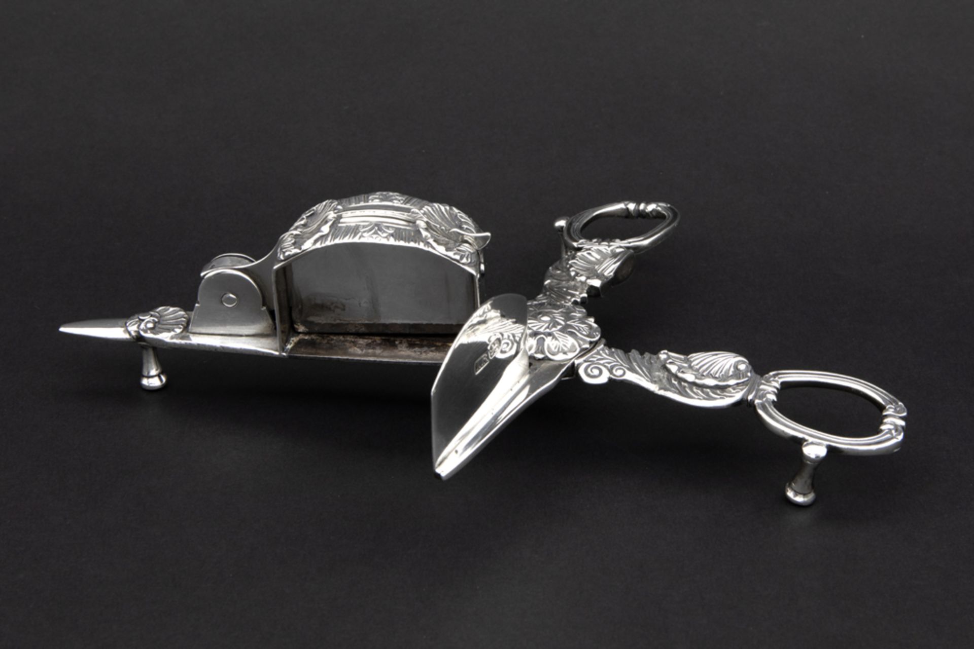antique scissor-shaped candle snuffer in marked silver || Antieke schaarvormige Engelse - Image 3 of 4