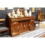 19th Cent. Victorian sideboard in mahogany with three drawers and four doors || Negentiende eeuwse