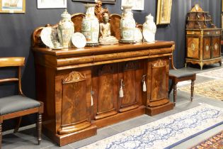 19th Cent. Victorian sideboard in mahogany with three drawers and four doors || Negentiende eeuwse