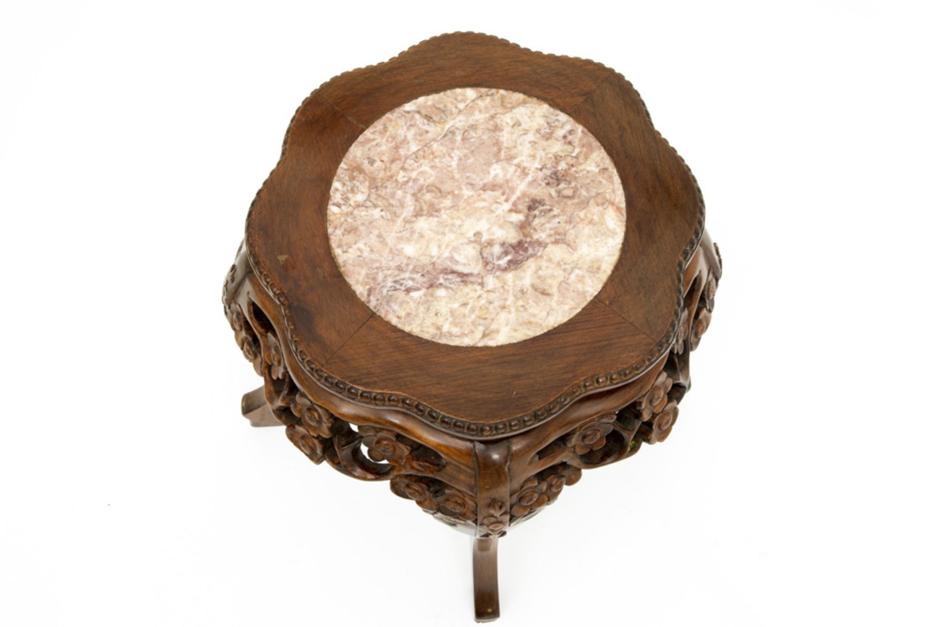 Chinese pedestal in sculpted wood with a marble top || Chinese bijzettafel in typisch gesculpteerd - Image 2 of 2