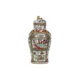 19th Cent. Chinese lidded vase in porcelain with a 'Cantonese' decor || Negentiende eeuwse Chinese